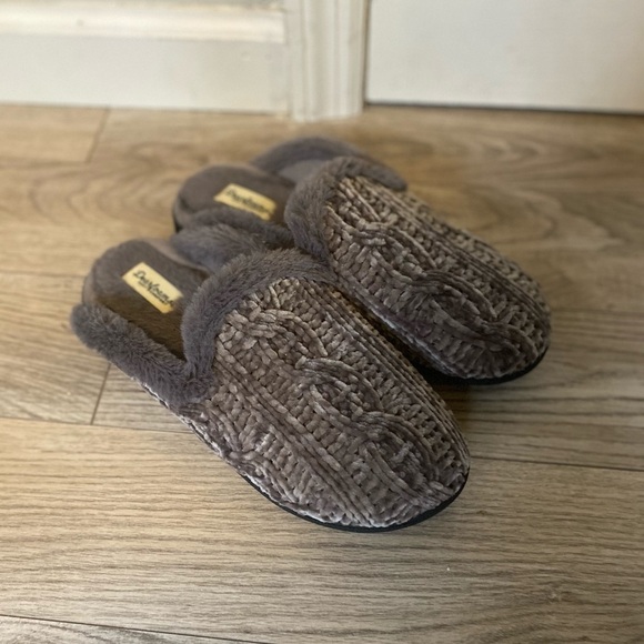 DEARFOAMS Cozy Comfort Gray Slippers - Picture 1 of 4